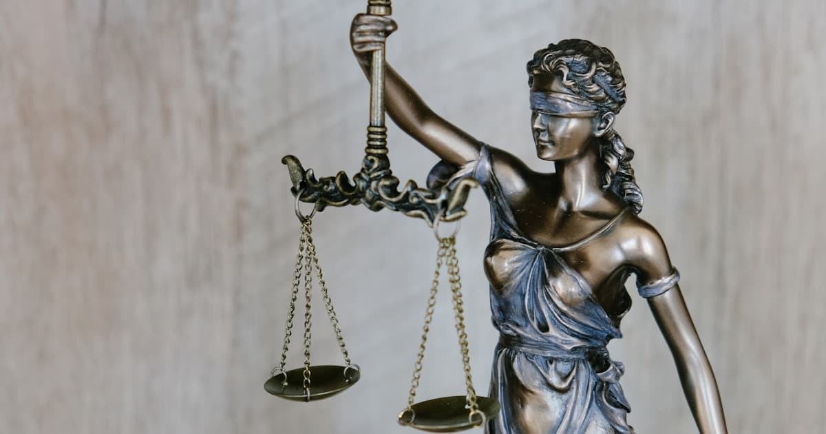 Legal documents and gavel representing Florida landlord-tenant law